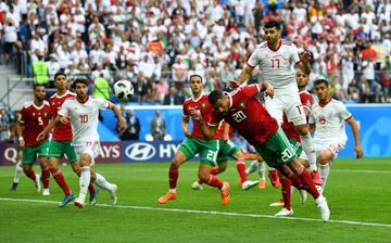 El delantero de Marruecos hizo un gol en la agonía del partido contra Irán... Pero lo hizo en su propia portería.