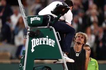 Zverev se torció el tobillo derecho y cayó sobre la arcilla, entre gritos de dolor, al intentar devolver un tiro de drive. Salió en silla de ruedas de la pista para ser atendido y volvió en muletas, con el pie inflamado, para decirle al juez de silla que 