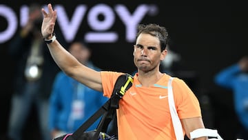 Melbourne (Australia), 18/01/2023.- Rafael Nadal of Spain walks off after losing his match against Mackenzie McDonald of the USA during the 2023 Australian Open tennis tournament at Melbourne Park in Melbourne, Australia, 18 January 2023. (Tenis, Abierto, España, Estados Unidos) EFE/EPA/JAMES ROSS AUSTRALIA AND NEW ZEALAND OUT
