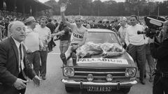 Eddy Merckx celebra en Par&iacute;s su victoria en el Tour de Francia 1969.