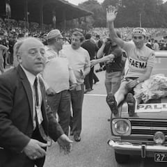 Eddy Merckx brilla de amarillo en la puerta de su casa