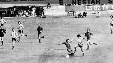 26-08-25. IMAGEN DEL ARGENTINA-ESPAÑA DE 1974 EN BUENOS AIRES, CON PIRRI Y FERRERO DISPUTANDO EL BALÓN.