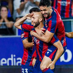 Blasco y el balón parado castigan al Deportivo en el añadido