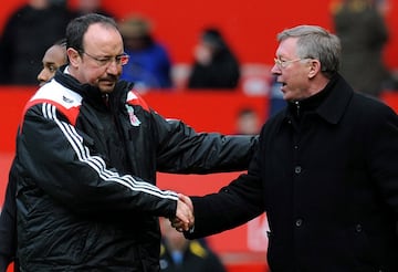 Su primera disputa se remonta a 2007. El entrenador escocés llamó a Rafa Benítez "irrespetuoso" y "arrogante", la razón era que el español había dicho que el Everton era un "club pequeño". Ferguson aprovechó esta situación para atizarle. Ese fue el inicio de un ‘bonita amistad’. Dos años más tarde, fue Benítez el que arremetió contra el técnico escocés acusándole de ser el único que podía hablar de los árbitros y salir indemne. También afirmó que Ferguson era el gran beneficiado del calendario. Como ocurrió la primera vez Ferguson se la guardó y se la devolvió a Benítez en 2012. El escocés afirmó en aquella ocasión que el técnico madrileño tenía su palmarés gracias al trabajo de los entrenadores que le precedían en los equipos. 
