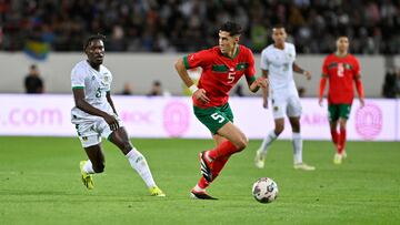 Agadir (Morocco), 26/03/2024.- Aguerd Nayef (C) of Morocco in action against Pape Ibnou Ba (L) of Mauritania during the friendly international soccer match between Morocco and Mauritania in Agadir, Morocco, on 26 March 2024. (Futbol, Amistoso, Marruecos) EFE/EPA/JALAL MORCHIDI
