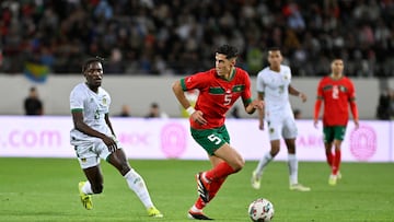 Agadir (Morocco), 26/03/2024.- Aguerd Nayef (C) of Morocco in action against Pape Ibnou Ba (L) of Mauritania during the friendly international soccer match between Morocco and Mauritania in Agadir, Morocco, on 26 March 2024. (Futbol, Amistoso, Marruecos) EFE/EPA/JALAL MORCHIDI
