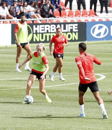 Los jugadores del Atlético de Madrid y las jugadoras del equipo femenino han disputado un partidillo. 