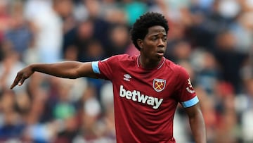Carlos Sánchez durante un partido del West Ham United en Premier League