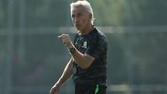 Van Marwijk paying coaching staff out of his own pocket