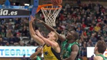 Luke Sikma (c), del Iberostar Tenerife, entra a canasta ante la defensa del pívot Sitapha Savané (2d), del FIATC Joventut.