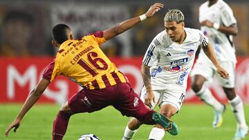 Tolima's midfielder Carlos Esparragoza (L) and Junior's midfielder Juan Quintero (R) vie for the ball during the Copa Sudamericana first stage football match between Colombia's Deportes Tolima and Colombia's Junior, at the Manuel Murillo Toro stadium, in Ibague, Colombia, on March 9, 2023. (Photo by Raul ARBOLEDA / AFP)