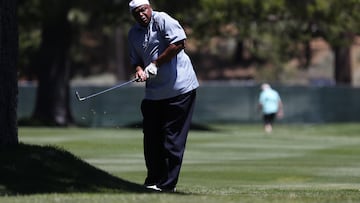 El exjugador de la NBA Charles Barkle golpea una bola en el torneo previo al American Century Championship en el Edgewood Tahoe Golf Course de Stateline, Nevada.