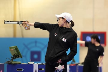Kim Ye-ji, durante una prueba de tiro con pistola de aire comprimido.