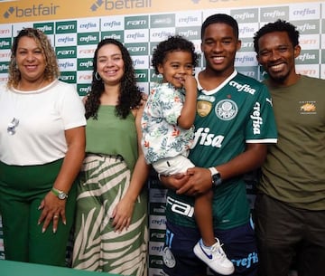 Endrick, junto a su familia, tras la firma de contrato con el Palmeiras (julio de 2022).