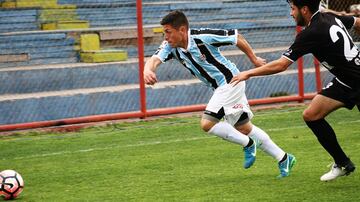 Jimmy Cisternas (1,60) debutó en Santiago Wanderers en el 2012 donde se mantuvo hasta el 2017, actualmente se encuentra en Unión San Felipe. 