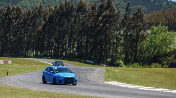 En la Región de la Araucanía Ford presentó por primera vez en Chile el Focus RS. Desde la línea de performance de la marca llega con un motor de 2.3 litros y 350 hp de potencia.
La presentación se llevó a cabo en Pucón y luego se realizó una prueba del vehículo en el autódromo Interlomas de Temuco.