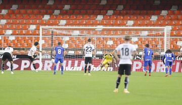 CUANDO CARLOS SOLER GOLPEÓ EL BALÓN, SORIA YA SE HABÍA VENCIDO A UN LADO.