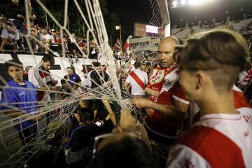 Afición y jugadores celebran sobre el terreno de juego la vuelta del Rayo Vallecano a Primera División.
 