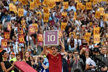 El mediapunta italiano es un claro ejemplo de 'One Club Man'. Llegó a las categorías inferiores de la Roma en 1989 después de que su madre rechazara una estupenda oferta del Milán. Desde entonces, se convirtió en el buque insignia del equipo romano. Su retirada deportiva fue el 28 de mayo de 2017 después de haber jugado 785 encuentros marcando un total de 307 goles.