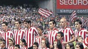 <b>FIRMA RECONOCIDA. </b>El Athletic posa en San Mamés con los niños bajo el 'Seguros Bilbao' de fondo.