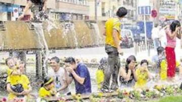 <b>BAÑO. </b>Seguidores ecuatorianos celebran el triunfo de la Tricolor en la plaza del Óvalo en Lorca.