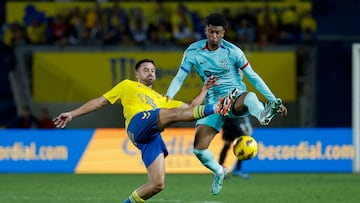 El defensa del FC Barcelona Alejandro Balde disputa un balón con el centrocampista de la UD Las Palmas Javier Muñoz.