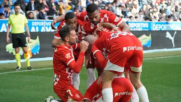 VITORIA , 11/01/2025.- El delantero colombiano del Girona, Jhon Solís (c), celebra el primer gol de su equipo ante el Alavés, durante el partido de LaLiga disputado este sábado en el estadio Mendizorroza de Victoria. EFE/L. Rico