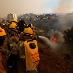 Revelan cómo un bombero y un ex Conaf iniciaron incendios forestales en Viña del Mar y Valparaíso: 137 fallecidos