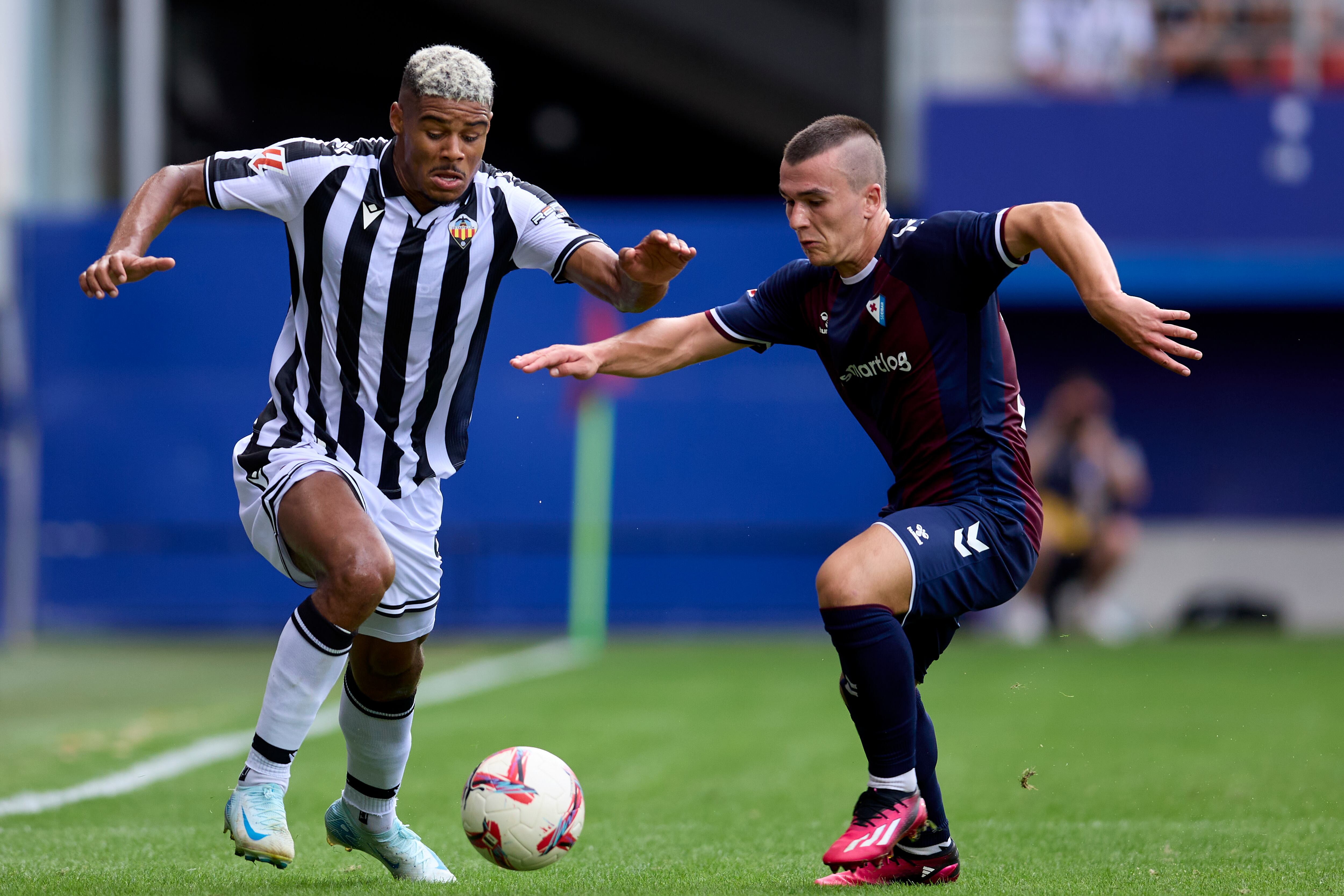 Douglas Aurelio en un partido con el Castellón.