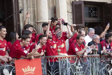 La plantilla de Osasuna en el balcón del Ayuntamiento de Pamplona.