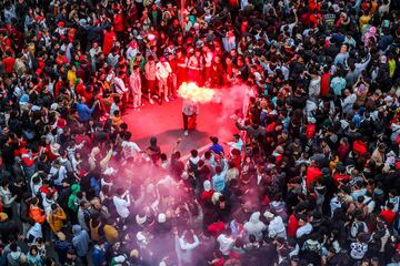 Miles de aficionados celebran en Rabat el pase a las semifinales del Mundial de Qatar 2022. 