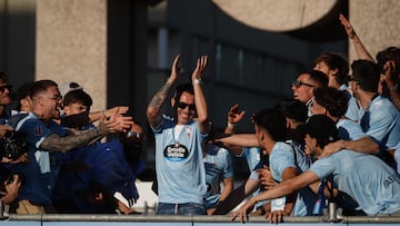 Iago Aspas saluda a la afición durante la fiesta de celebración en Plaza de América.