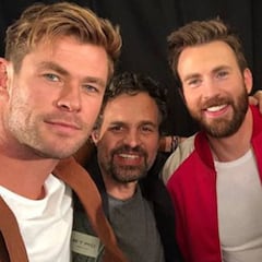 Chris Hemsworth se divierte rayando las caras de los Avengers