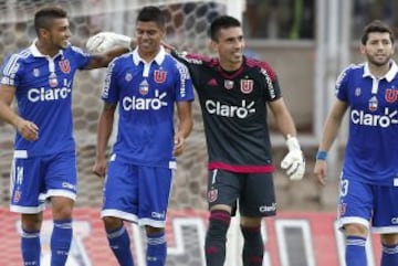 El partido ya terminó y Jiménez se ve feliz. Fue el más abrazado por sus compañeros.