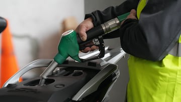 Una persona echa combustible, a 4 de marzo de 2026, en Barcelona, Catalunya (España). El repunte del precio del petróleo (crudo Brent) tras la escalada de tensión y nuevos ataques en Oriente Próximo está trasladándose a los carburantes. Las estimaciones apuntan a que, si se consolida el encarecimiento del crudo, el impacto podría ser de 8–10 céntimos por litro adicionales en el surtidor en las próximas semanas.
04 MARZO 2026;CATALUÑA;DIÉSEL;GASOLINA;GASOLINERA;CARBURANTE;CRUDO;PETRÓLEO;
David Zorrakino / Europa Press
04/03/2026