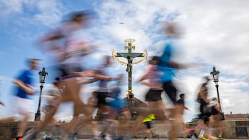 Prague (Czech Republic), 04/05/2025.- Runners cross the Charles Bridge during the Prague International Marathon in Prague, Czech Republic, 04 May 2025. This year more than 10,000 runners took part in the race. (Maratón, República Checa, Praga) EFE/EPA/MARTIN DIVISEK