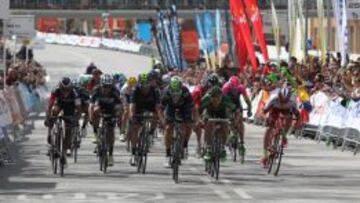 Alejandro Valverde se impone al sprint en Montjuïc.