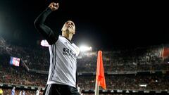 Valencia&#039;s Spanish forward Rodrigo Moreno celebrates a goal during the Spanish &#039;Copa del Rey&#039; (King&#039;s cup) football match between Valencia CF and Deportivo Alaves at the Mestalla stadium in Valencia on January 17, 2018. / AFP PHOTO / J