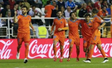 El centrocampita del Valencia, Dani Parejo, recibe la felicitación de sus compañeros tras marcar el gol del empate ante el Rayo Vallecano, durante el partido de la trigésima cuarta jornada de la Liga de Primera División 