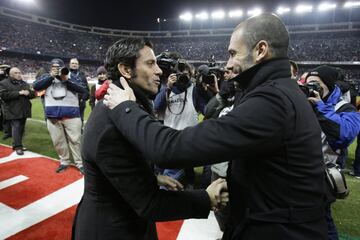 El entrenador del Atlético de Madrid Quique Sánchez Flores y el entrenador del Barcelona Pep Guardiola se saludan antes del comienzo del encuentro. 