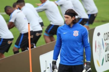 Corinthians entrenó en la tarde del martes en El Campín, bajo una permanente lluvia.  El equipo brasileño hizo trabajo defensivo en los cobros de pelota parada, previo al partido frente a Santa Fe del miércoles.