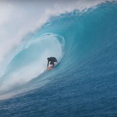 Soli Bailey surfea una de las mejores olas gigantes de la historia en Cloudbreak