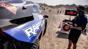 Un Ford Raptor, a punto de tomar la salida de una etapa del Dakar 2026.