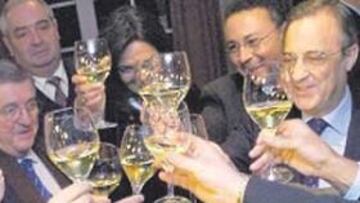 <b>¿BRINDIS POR LA LIGA? </b>Florentino y sus directivos brindaron por un 2006 con títulos.