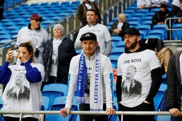 Los seguidores y la plantilla del Leicester han realizado un sentido homenaje a Vichai Srivaddhanaprabha antes del partido ante el Cardiff City.