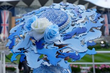 Día de estreno en el hipódromo de Ascot, ciudad al sur de Inglaterra, donde se celebra la tradicional y pintoresca carrera de caballos con la presencia de la familia real británica.