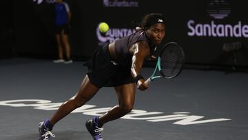 La tenista estadounidense Coco Gauff devuelve hoy una pelota contra la tunecina Ons Jabeur, durante su partido de las WTA Finals de Cancún.