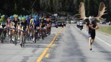 Un aficionado alenta al pelot&oacute;n durante la tercera etapa del USA Pro Cycling Challenge.