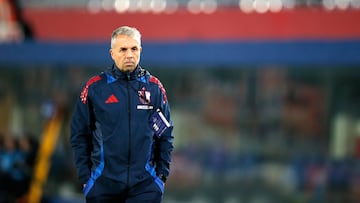 Futbol, Guarani vs Universidad de Chile.
Play off, Octavos de final, Copa Sudamericana 2025.
El entrenador de Universidad de Chile Gustavo Alvarez es fotografiado durante el partido de vuelta de los play offs de octavos de final de la Copa Sudamericana contra Guarani disputado en el estadio La Nueva Olla de Asuncion, Paraguay.
24/07/2025
Cesar Olmedo/Photosport
Football, Guarani vs Universidad de Chile.
Play off, Round of 16, 2025 Copa Sudamericana Championship.
Universidad de Chile head coach Gustavo Alvarez is pictured during a round of 16 play off, second leg match, of the Copa Sudamericana Championship against Guarani at the La Nueva Olla stadium in Asuncion, Paraguay.
24/07/2025
Cesar Olmedo/Photosport