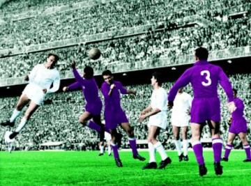 La Segunda. La final disputada en el Santiago Bernabéu ante la Fiorentina. Di Stefano marcó el 1-0 de penalti y Gento el 2-0 definitivo.
